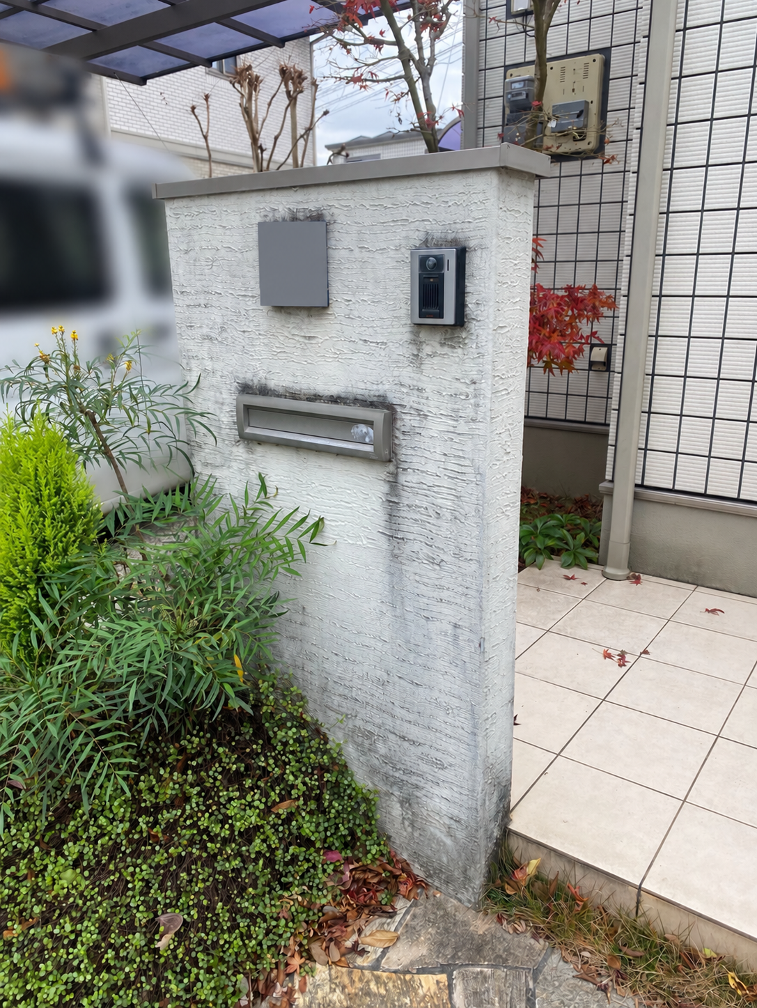 塗り直し前の門柱。表札と車は加工で非表示