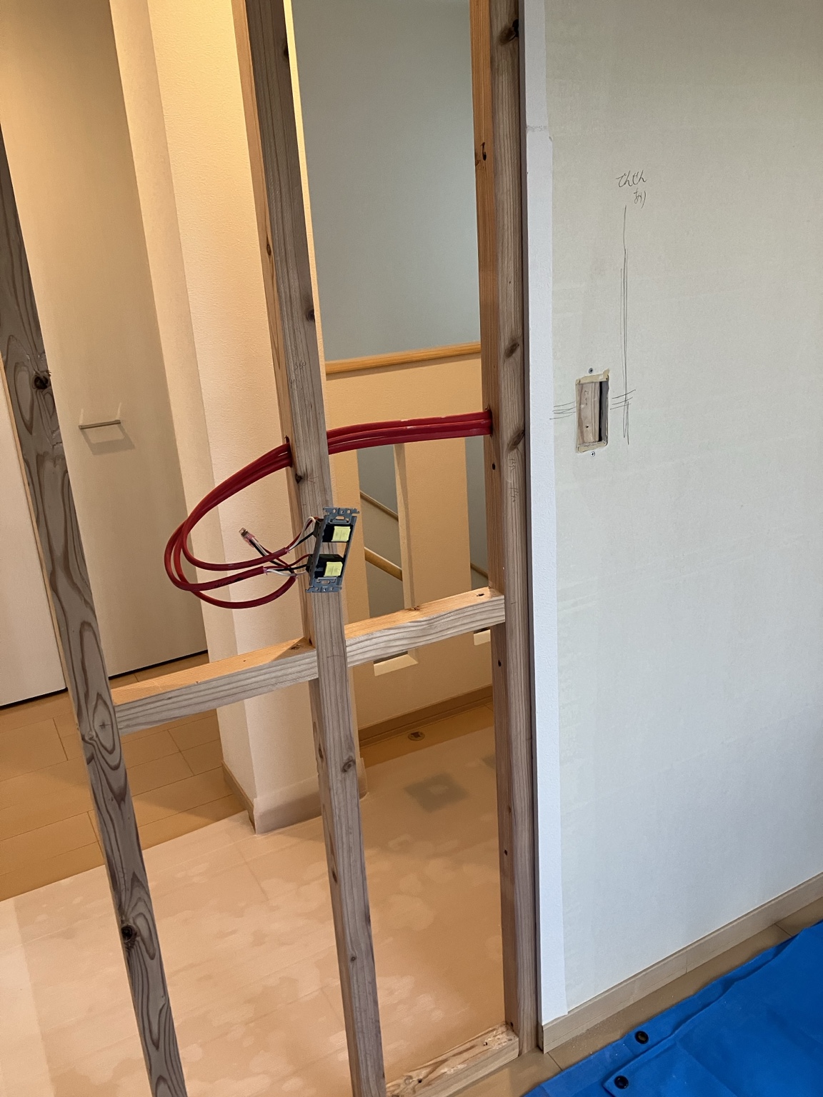 間仕切り工事でスイッチを移設している途中